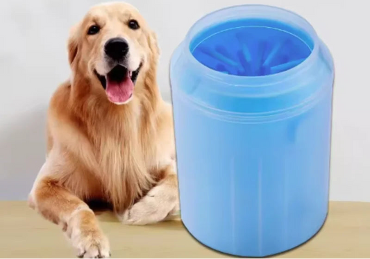 Blauer mobiler Hundepfotenreiniger Becher mit Silikonbürsten