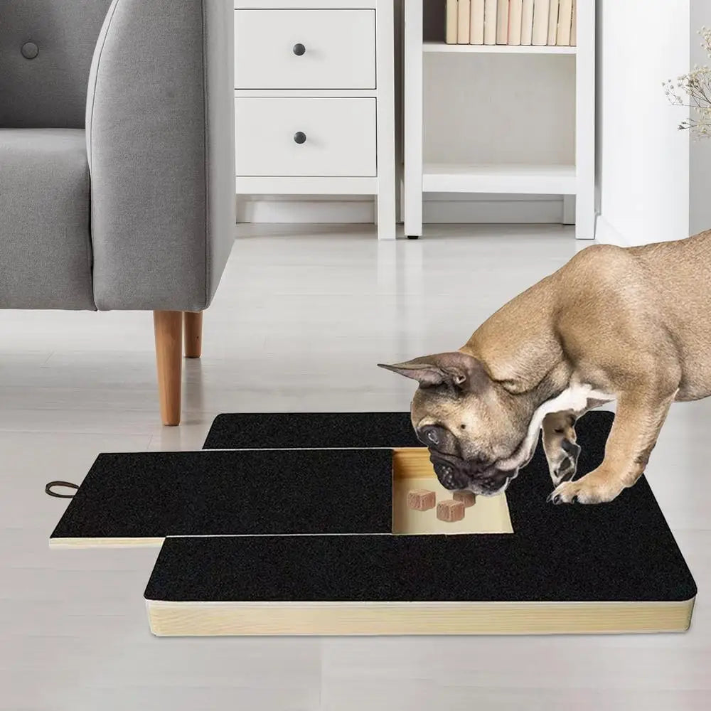Interaktives Hundespielzeug und Nagelfeile Matte mit integrierter Snack Box für Belohnungen.